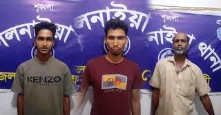 ফেনীতে অবৈধ বালু উত্তোলন, তিন ট্রাকসহ আটক ৩